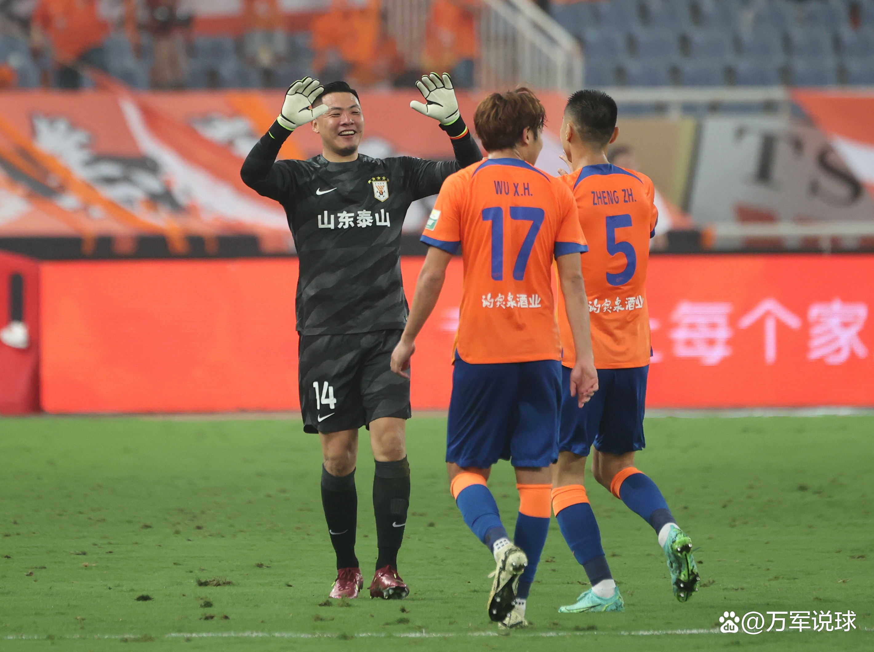 包含新晋球员在赛场上展现出惊人的实力的词条