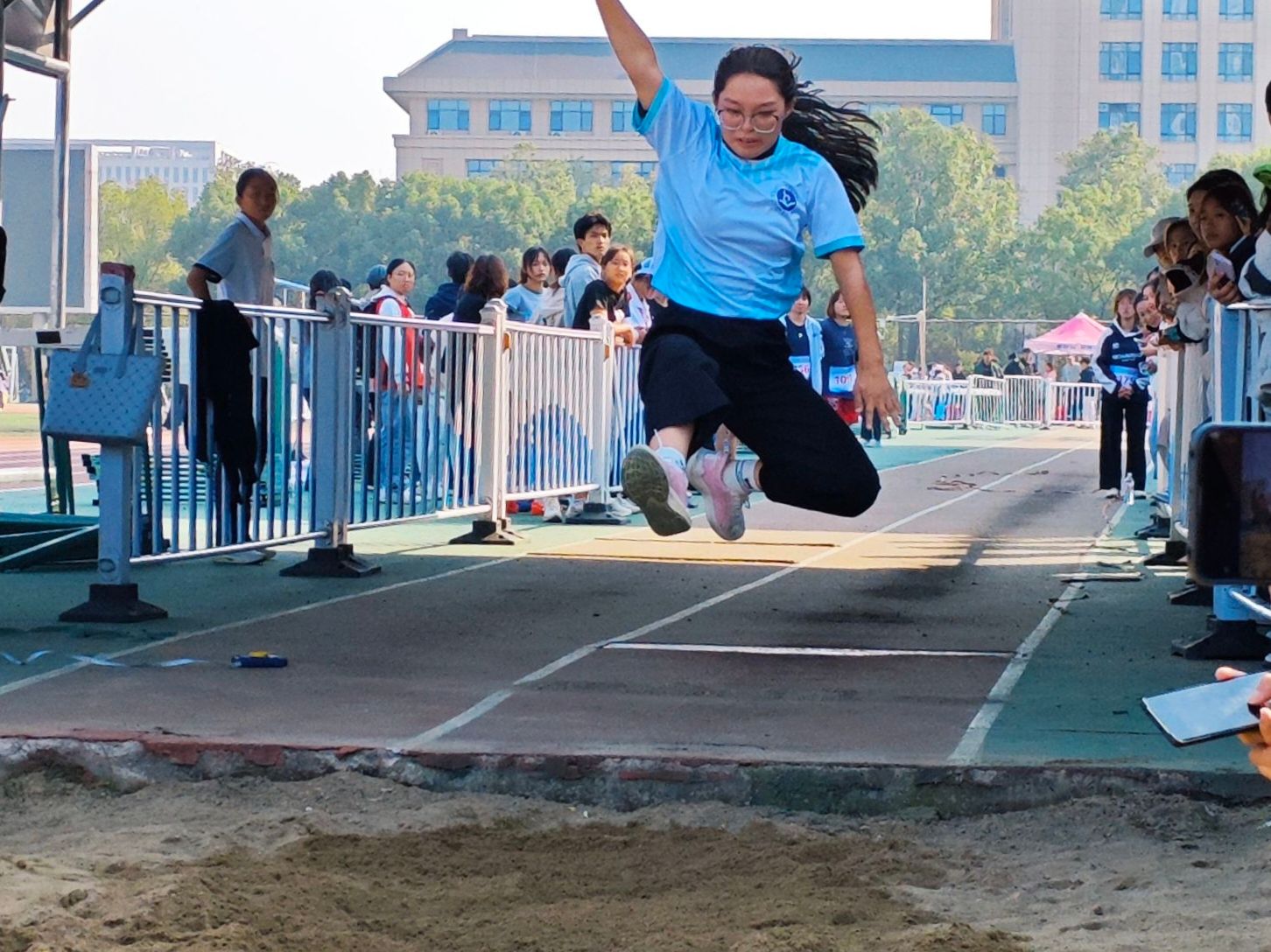 关于精彩瞬间充斥赛场，令人目不转睛的信息