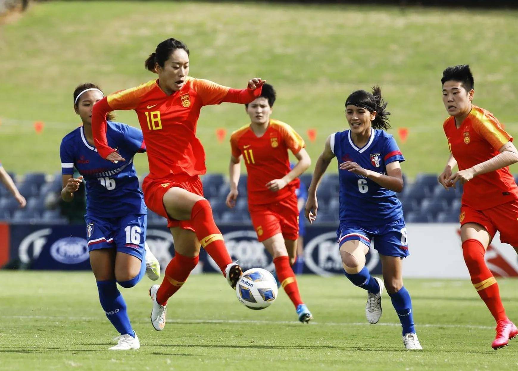 加拿大女足选手战胜对手取得胜利