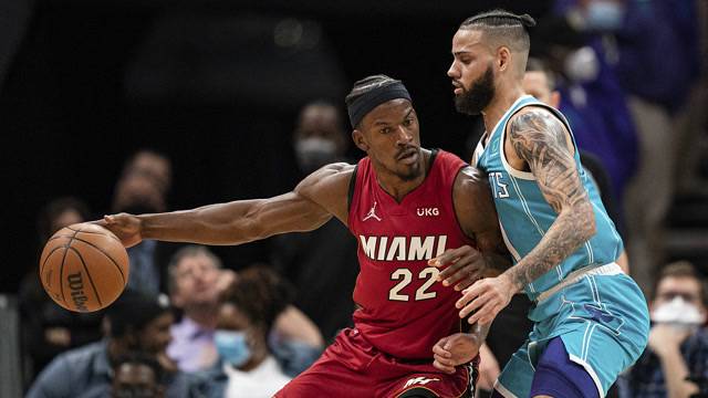 黄蜂队主教练调整战术，逆转比赛取胜的简单介绍