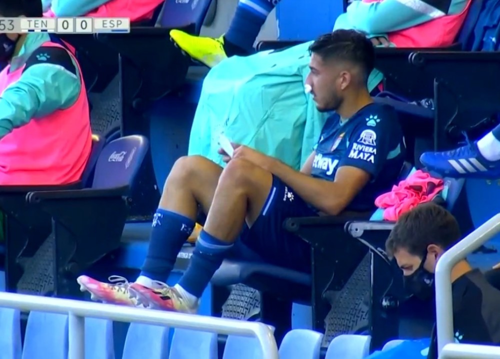 哈兰德场边指挥情绪激动，武磊队员怒摔水瓶的简单介绍