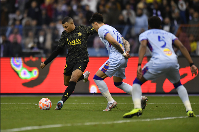 C罗与巴黎圣日耳曼激战正酣，补时阶段一粒世界波决定胜负！的简单介绍